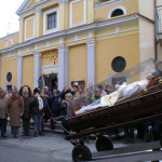 La processione con l'urna con le reliquie di San Giovanni Bosco per le vie di Mirabello