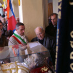 Don Dante Caprioglio e il Sindaco Capra davanti all'urna con le reliquie di San Giovanni Bosco accolta nel Collegio San Carlo di Borgo San Martino