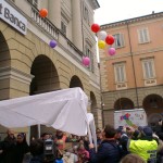 I bambini fanno volare in cielo i palloncini al grido di «Don Bosco è qui»