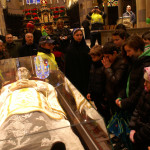 I bambini davanti all'urna con le reliquie di San Giovanni Bosco nella Cattedrale di Casale Monferrato