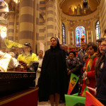 I bambini davanti all'urna con le reliquie di San Giovanni Bosco nella Cattedrale di Casale Monferrato