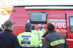 I Vigili del Fuoco controllano con la Protezione Civile l'area da controllare