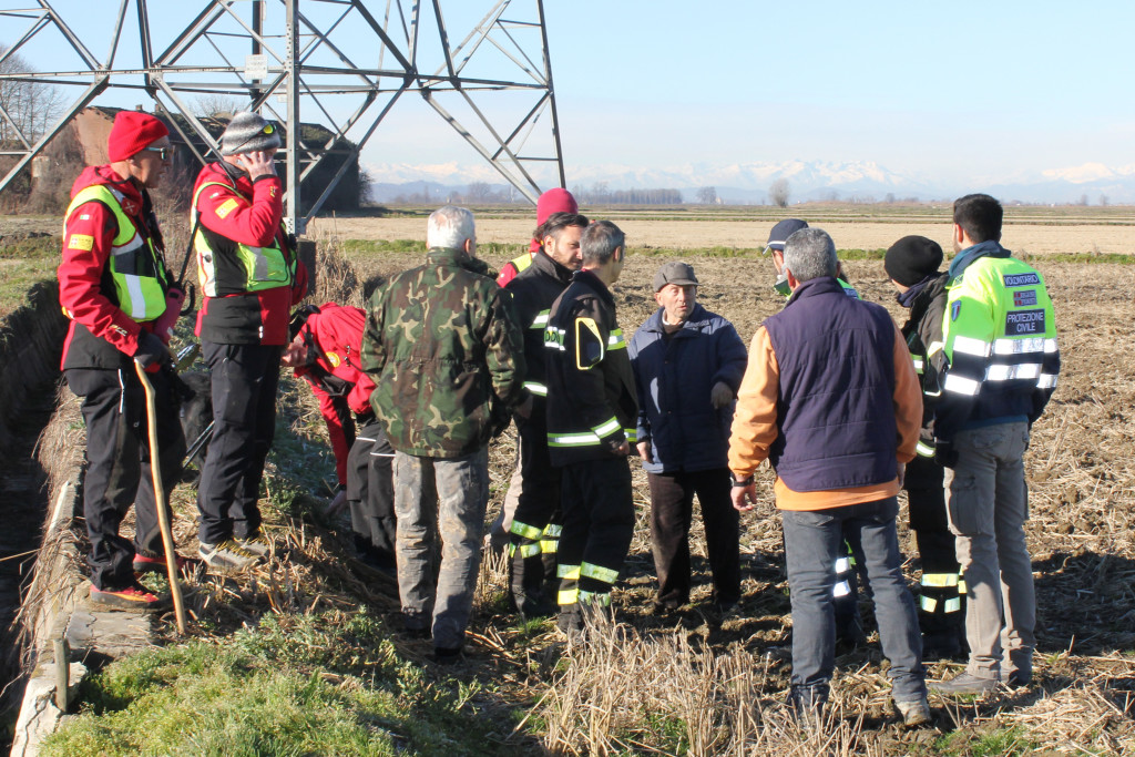 Il luogo del ritrovamento. Gino Parise con i suoi soccorritori mentre si attende l'arrivo del mezzo