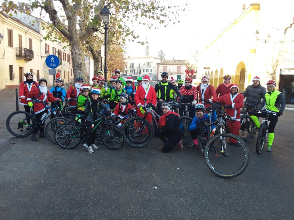 Ciclisti con Babbo Natale a Mirabello