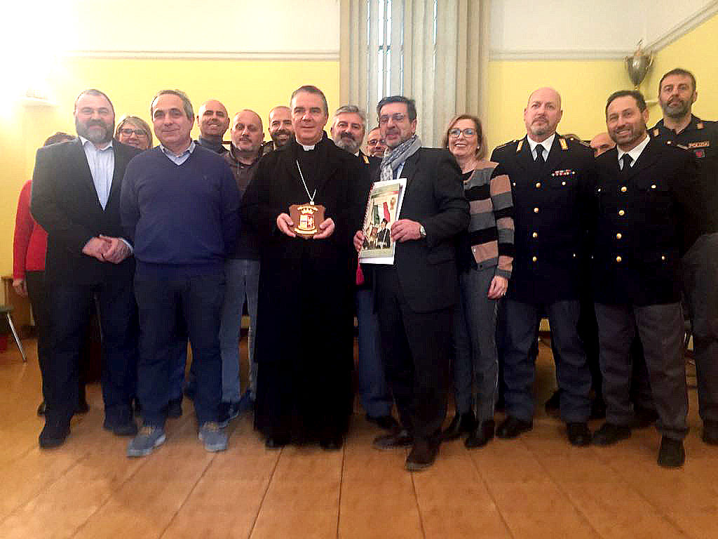 Foto di gruppo: Il Vescovo Sacchi con ufficiali, funzionari e agenti della Polizia