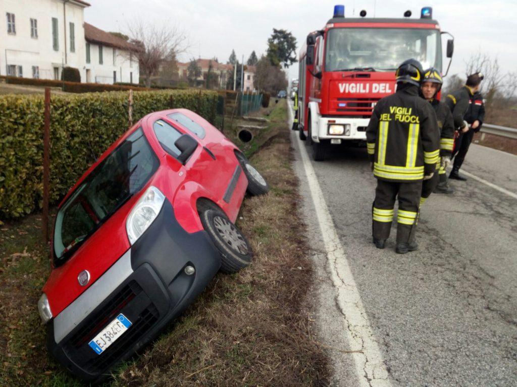 Auto finita nel fosso