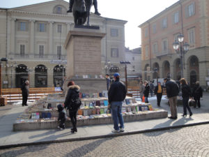 libri in piazza Mazzini a Casale
