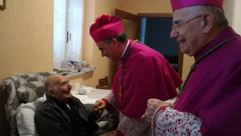 il vescovo monsignor gianni sacchi e alceste catena hanno fatto visita a don pierino calò 