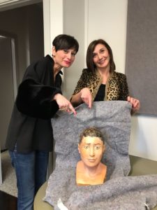 Vittoria Oglietti e Sabina Malgora con la ricostruzione del volto della mummia, appena arrivata dagli Stati Unti. Foto di Anna Badino