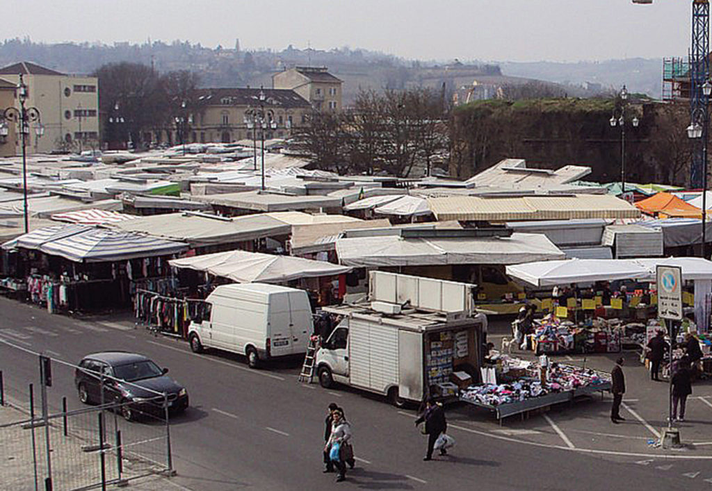 2piazza castello mercato ambulanti