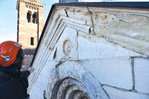  duomo cattedrale facciata decorazioni sgretola