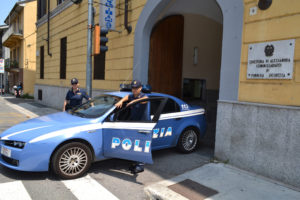 genti del commissariato di casale polizia poliziotti con la divisa nuova