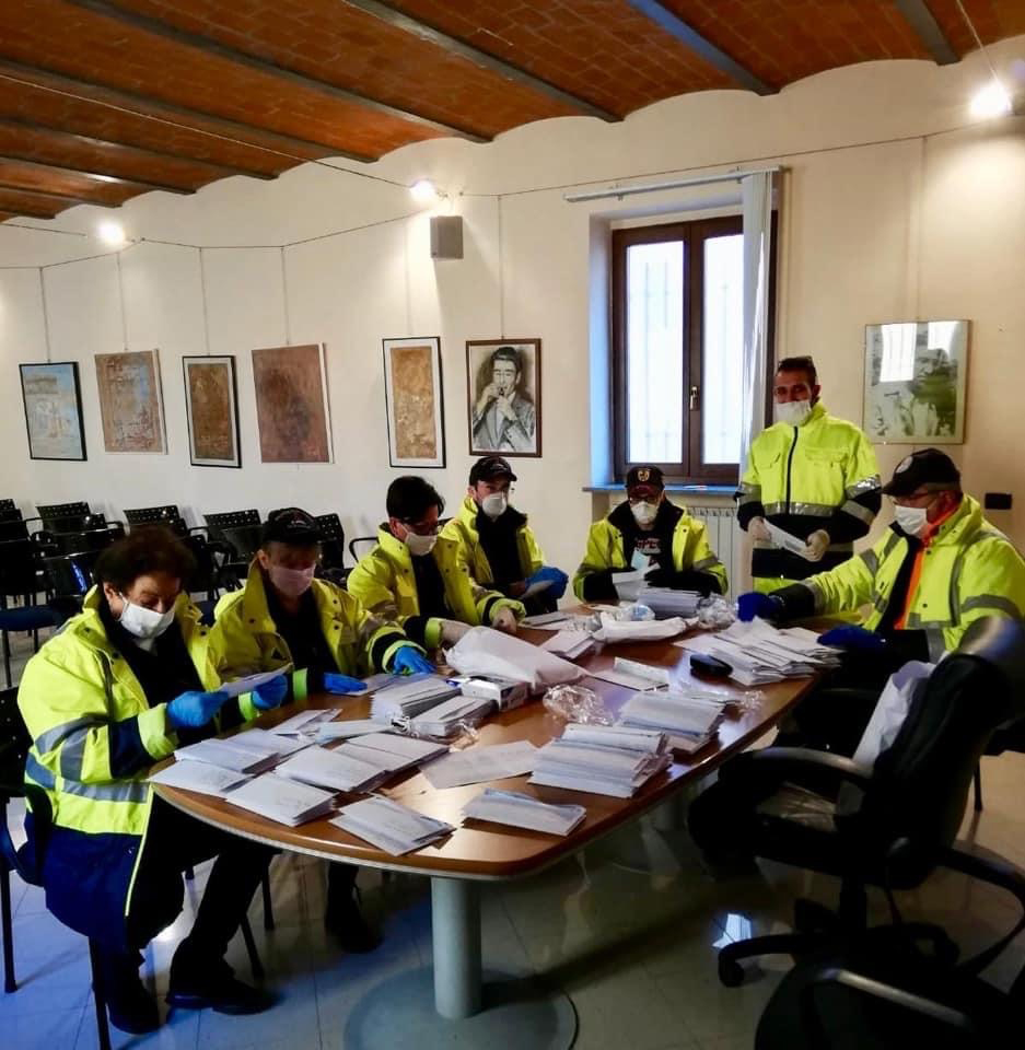 foto di gruppo per la distribuzione di mascherine