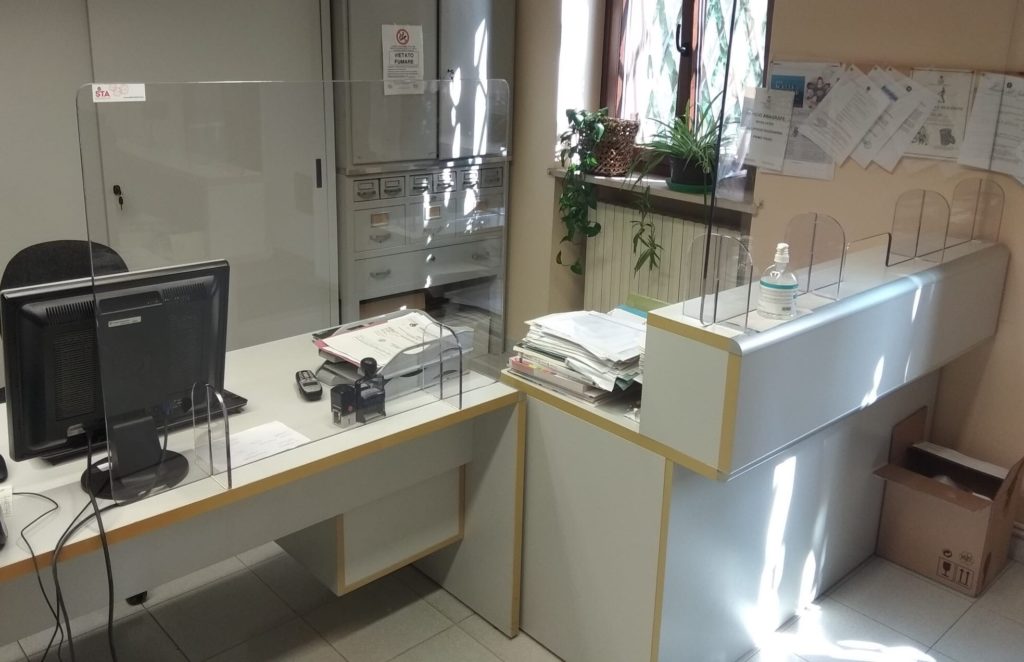 Interno uffici comunali dotati di protezioni in plexiglass