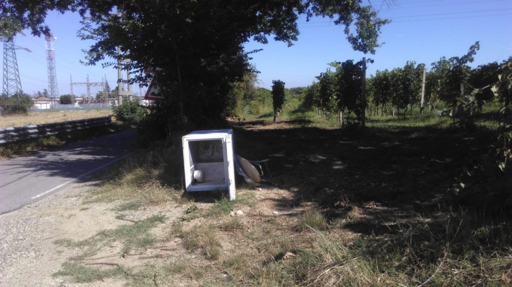 frigo e asse da stiro lungo la strada