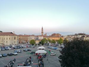 VEDUTA DAL CASTELLO GENTE IN CODA