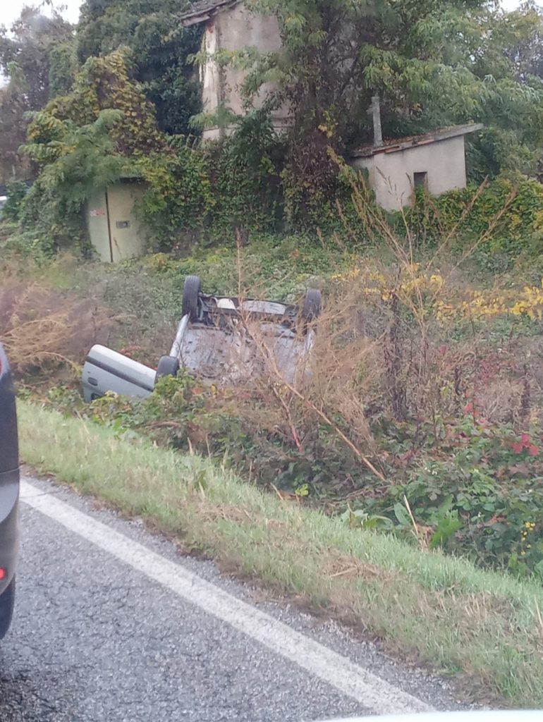 auto cappottata in un campo