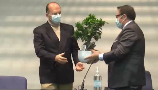 Nell’immagine: passaggio del testimone a Roquette Italia. Maurizio Miglietta consegna il bonsai a Dalla Pria