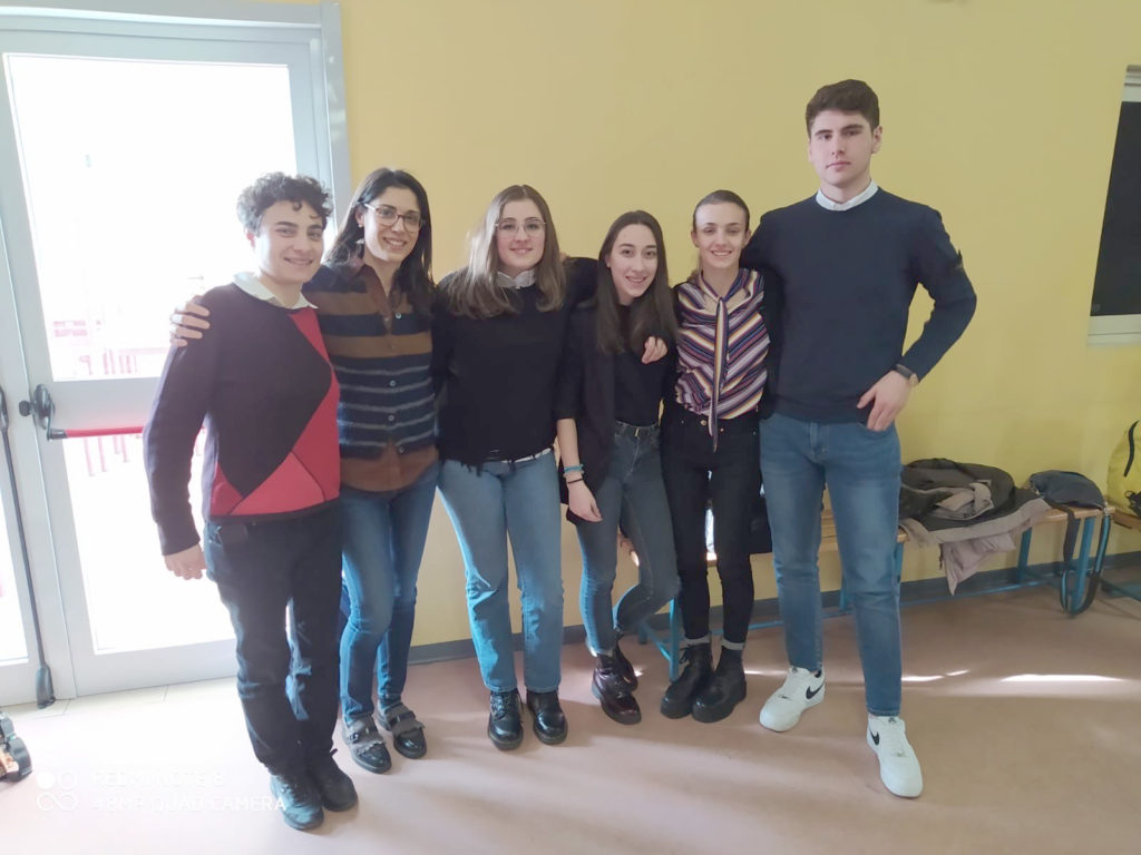 (foto dell'8 febbraio 2020 prima dell'emergenza sanitaria) da sin. le insegnanti Elisa Algozino e Ludovica Santoro con gli alunni Martina Sfondrini, Anna Maria Giardino, Lisa Paulon e Marcello Spagnoli, la squadra in carica per le selezioni regionali anno scolastico 2019-2020