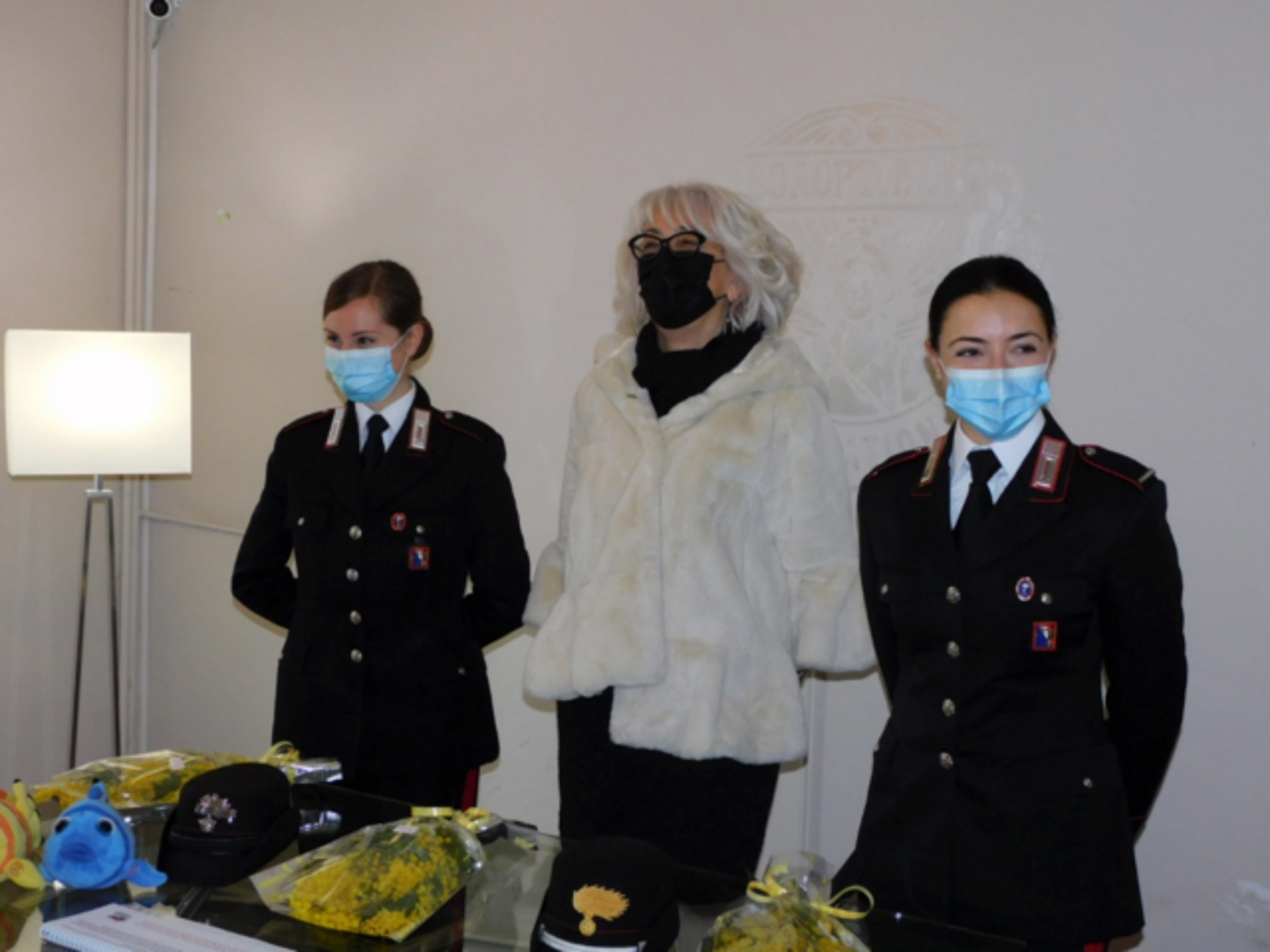 la responsabile dell’”Associazione Soroptimist”  di Casale Venizia Grignolio, con il maresciallo Martina Graziano, psicologa, ed il carabiniere Chiara Di Matteo.  