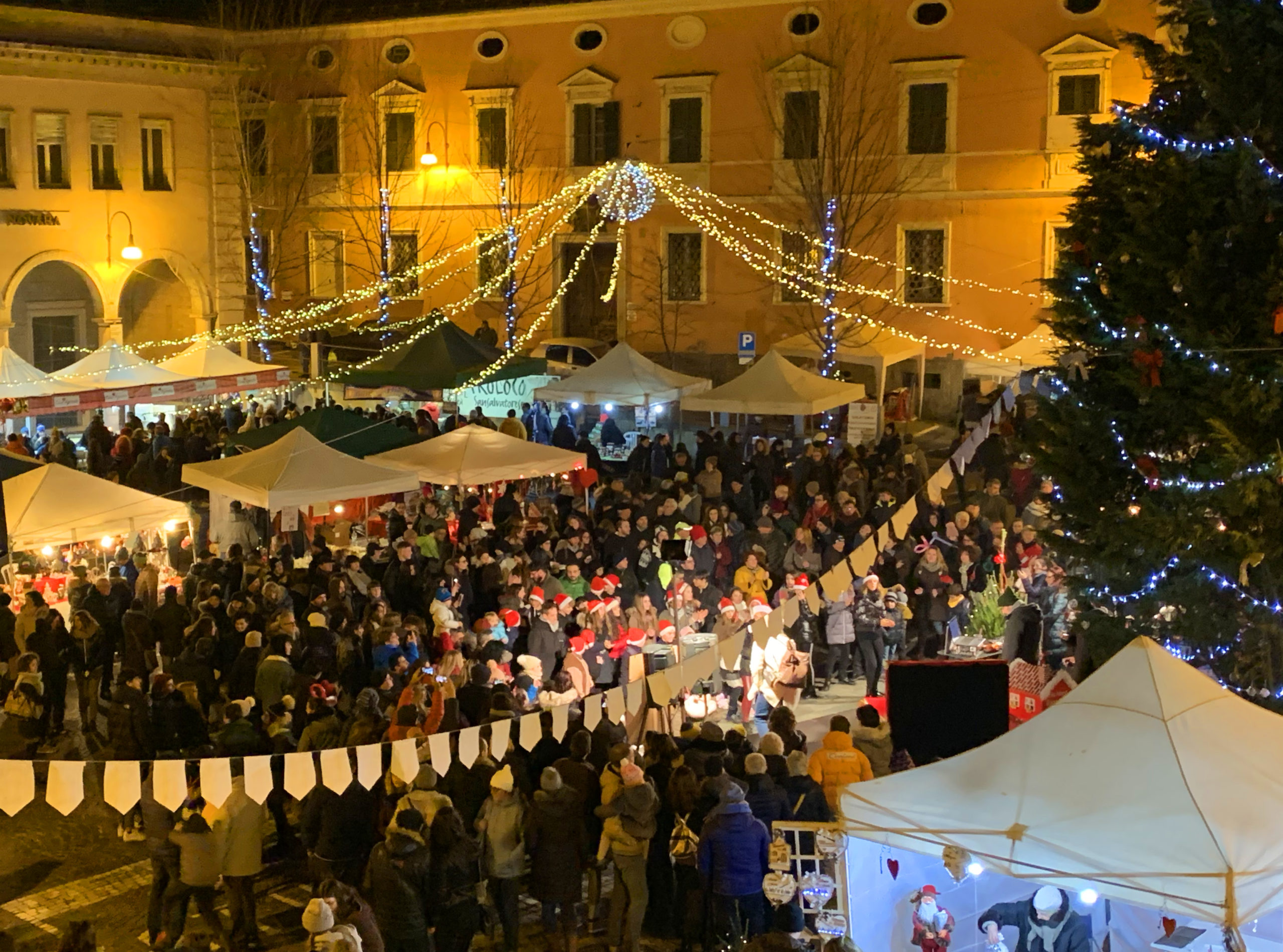 festa natale in piazza in una foto di repertorio